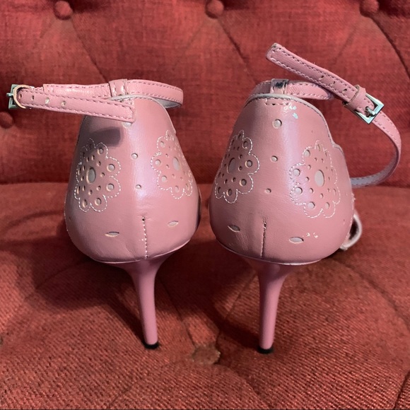 Carlos Santana Pink Heels with Floral Perforation - Picture 4 of 6